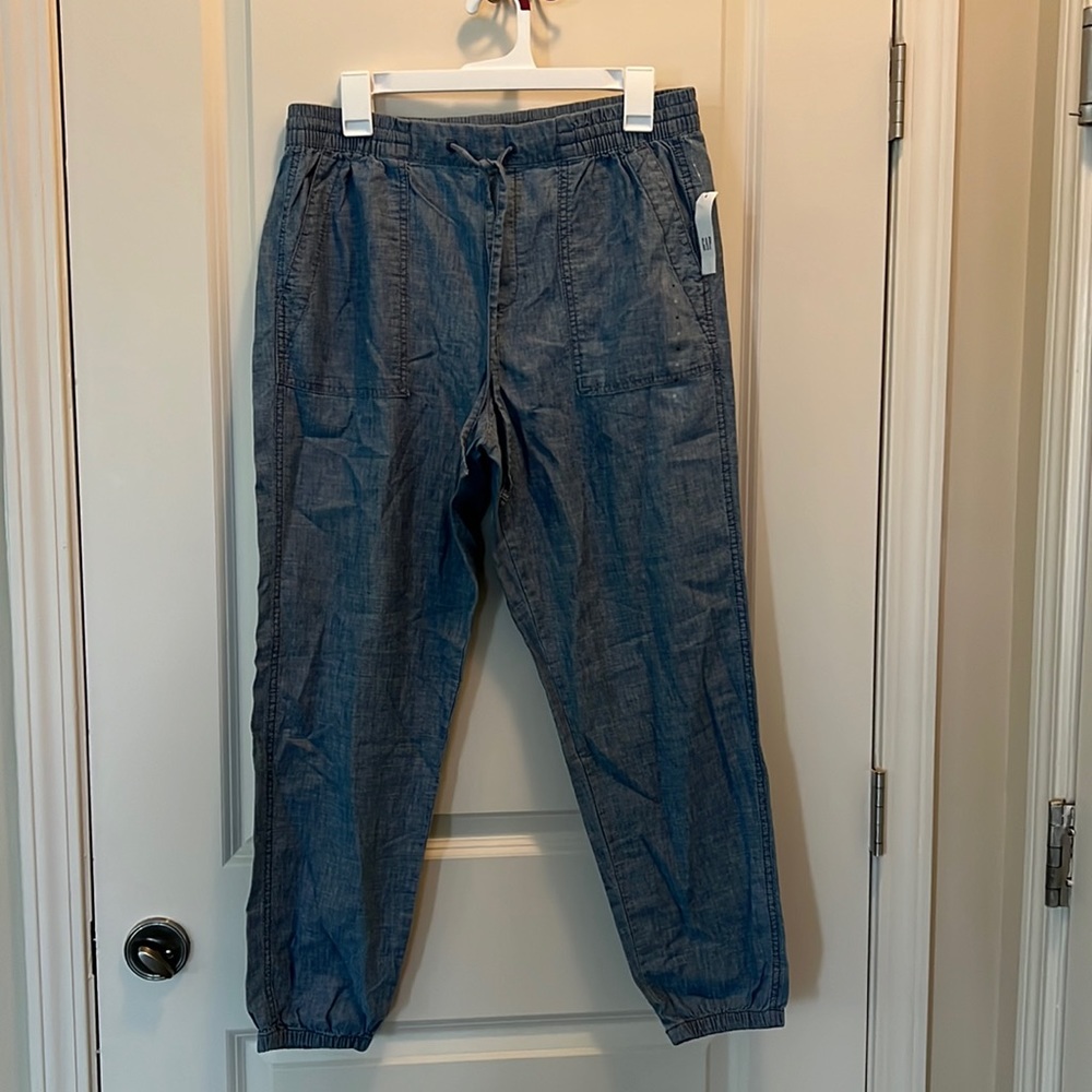 NWT Gap Women’s drawstring waist chambray joggers. Medium.